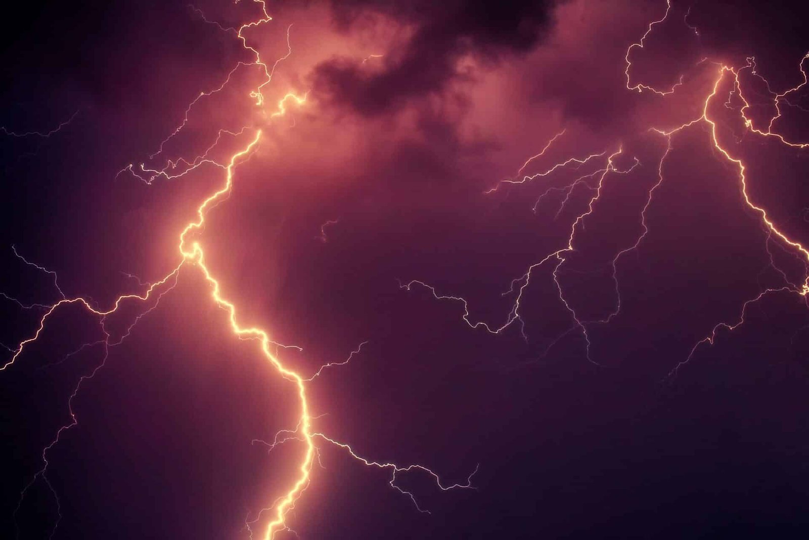 Oscilação de energia pode queimar aparelhos? Conheça como proteger ...