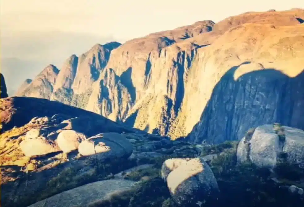 Pedra do Sino: Os segredos do gigante adormecido da Serra dos Órgãos!