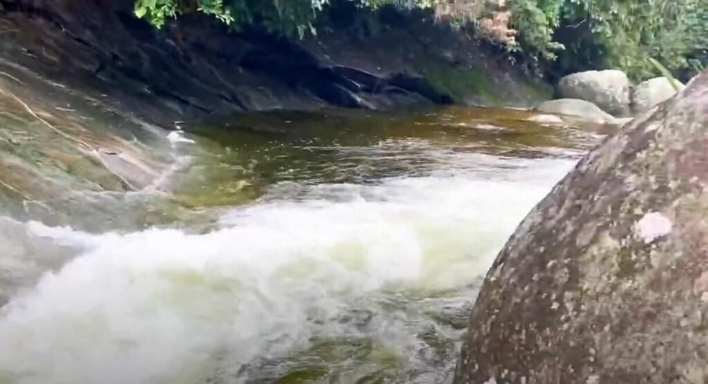 Conheça hoje a famosa Cachoeira da Barreira em Guapimirim