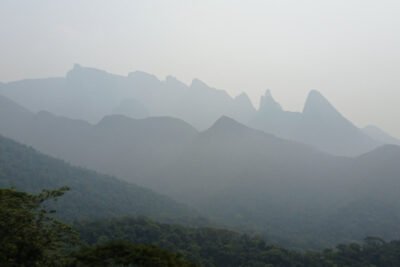 Montanha majestosa Coruja Mirim em Guapimirim.