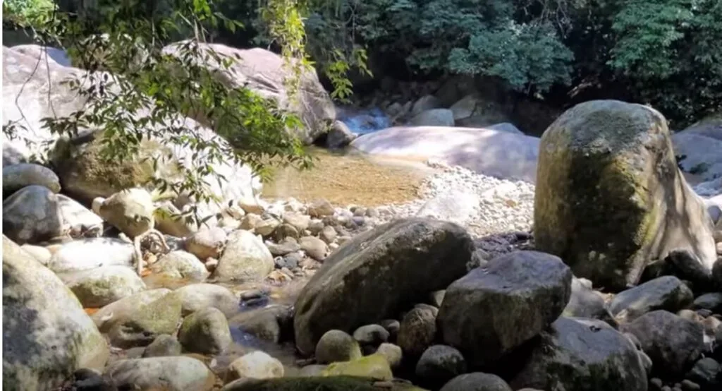 Poço da Preguiça em Guapimirim no Parque Nacional da Serra dos Órgãos Ainda não conhece Guapimirim? Venha visitar o mais famoso Poço da Preguiça em Guapi
