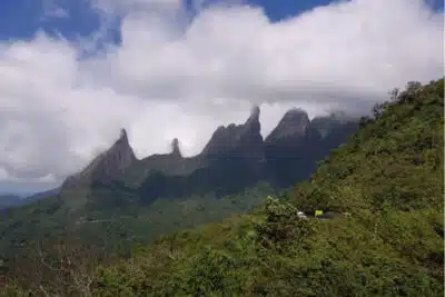 Onde fica localizado o Dedo de Deus