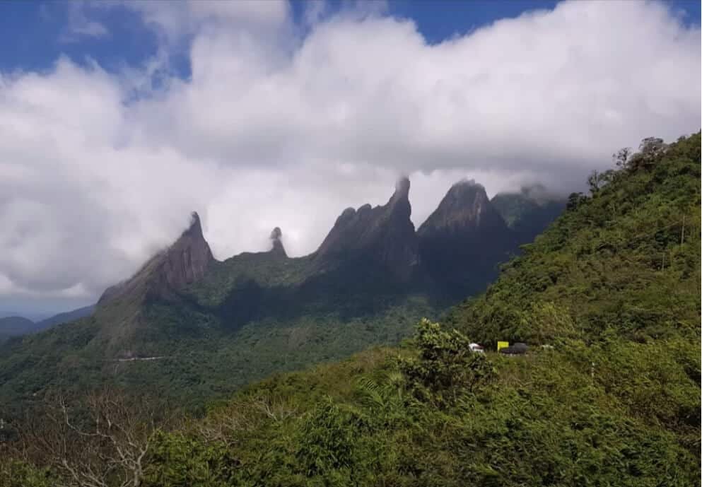 Onde fica localizado o Dedo de Deus